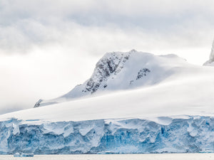 Hermosos acantilados de hielo cubiertos de nieve en la Antártida | Foto Impresión de arte Fine Art impresión fotográfica