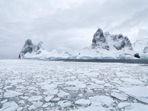 Gefrorenes Wasser und strukturierte Berge Antarktis | Foto Kunstdruck Fine Art Fotodruck