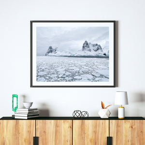 Gefrorenes Wasser und strukturierte Berge Antarktis | Foto Kunstdruck Fine Art Fotodruck
