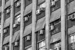 Vecchio condominio di Buenos Aires con condizionatori d'aria | Foto Stampa d’arte Fine Art stampa fotografica