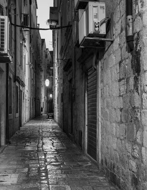 Schwarz-weiße schmale Gasse Dubrovnik Kroatien | Foto Kunstdruck Fine Art Fotodruck
