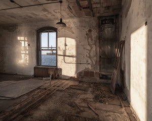 Interior del hospital abandonado de Ellis Island con vistas a la Estatua de la Libertad | Foto Impresión de arte Fine Art impresión fotográfica