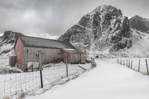 Vista panoramica del tradizionale fienile norvegese sulla strada rurale