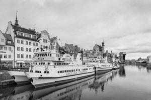 ポーランド、グダニスクに停泊するツアーボート | 写真写真 アートプリント ファインアート 写真プリント
