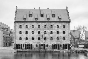 Rows of arched windows define Hotel Królewski’s brick façade on the Gdańsk waterfront