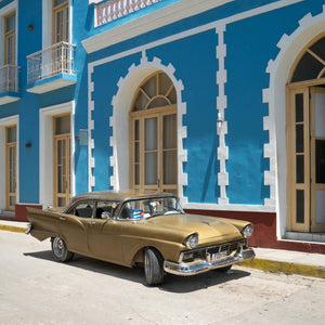 Voiture classique devant le bâtiment bleu Trinidad Cuba | Photos Tirage d’art Fine Art impression photographique