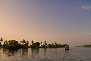 Kerala Backwaters Bootsfahrt bei Sonnenuntergang in Indien | Foto Kunstdruck Fine Art Fotodruck