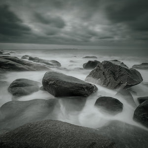 L'onda scorre nelle formazioni rocciose Spiaggia di Kostbergan | Foto Stampa d’arte Fine Art stampa fotografica