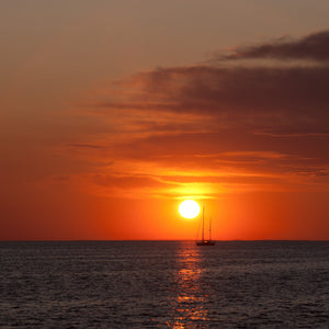 Barca a vela solitaria Oceano Atlantico Tramonto rosso | Foto Stampa d’arte Fine Art stampa fotografica