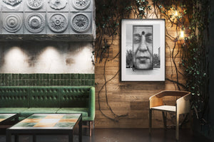 Man kijkt naar Jaume Plensa Crown-fontein | Foto Kunstprint Fine Art fotografische afdruk