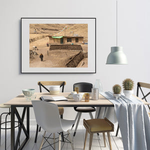 Mann läuft auf Einfahrt in Nordchina | Foto Kunstdruck Fine Art Fotodruck
