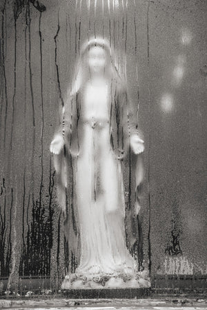 Statue der Unbefleckten Maria hinter gedämpftem Glas Toronto | Foto Kunstdruck Fine Art Fotodruck