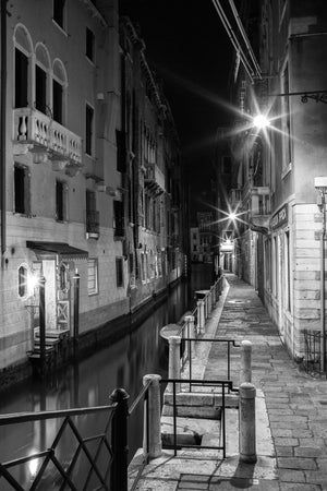 Enger Kanal von Venedig bei Nacht | Foto Kunstdruck Fine Art Fotodruck