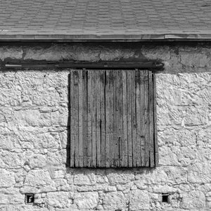 Volets anciens sur une vieille grange en pierre | Photos Tirage d’art Fine Art impression photographique