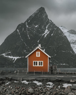 Cabane Rorbu avec le sommet de la montagne Olstinden | Photos Tirage d’art Fine Art impression photographique