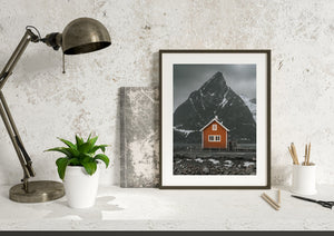 Cabane Rorbu avec le sommet de la montagne Olstinden | Photos Tirage d’art Fine Art impression photographique