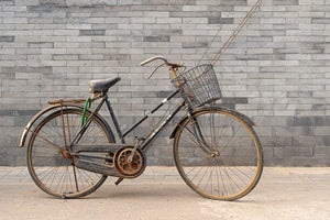 Altes verlassenes verrostetes Fahrrad gegen eine Wand in Peking, China – Dan Kosmayer Fine Art Photography