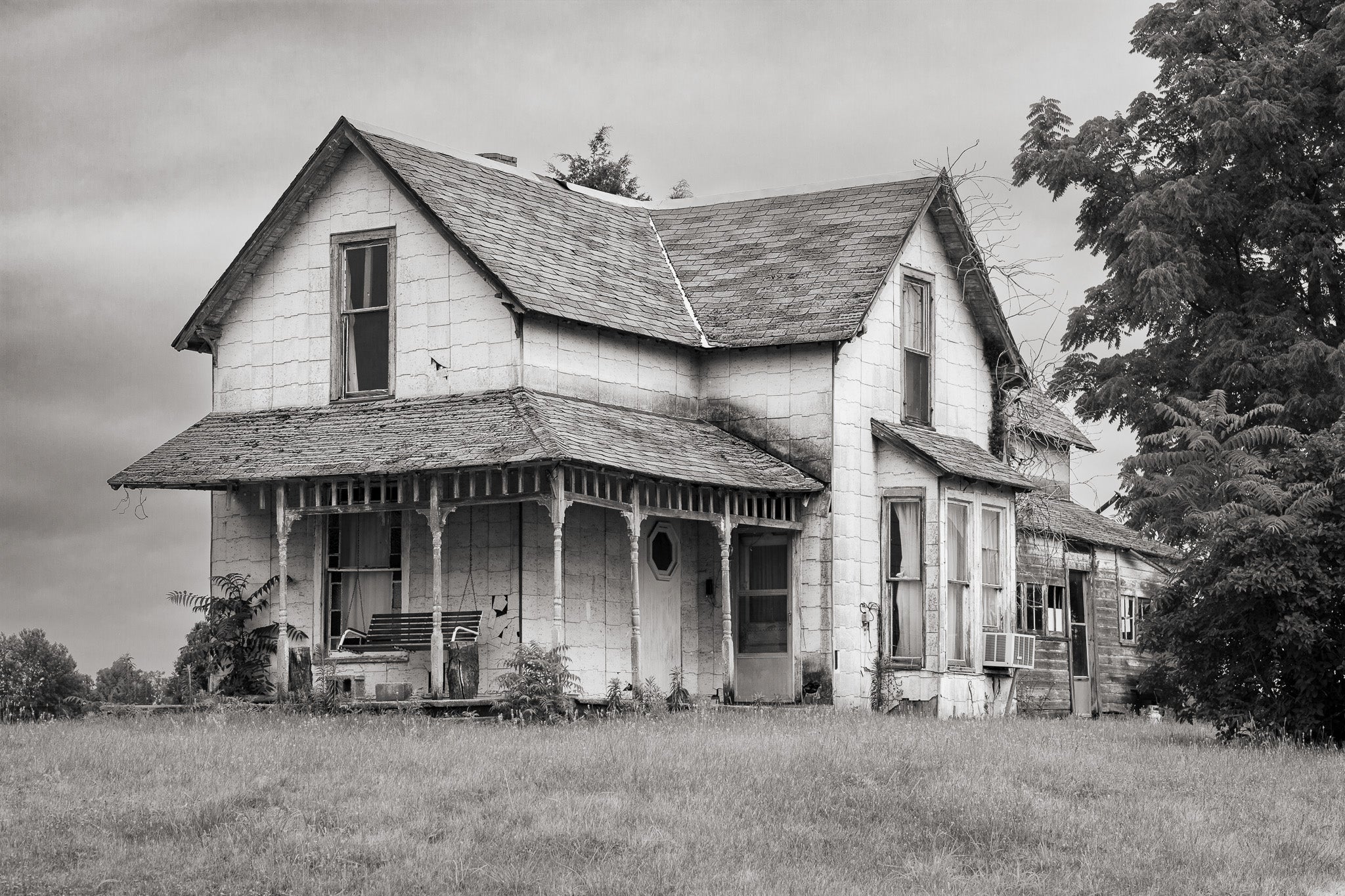 Old Rundown Farmhouse With Barn Run Down Farm House Pioneer Prairie