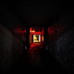 Callejón oscuro con signo de arte | Foto Impresión de arte Fine Art impresión fotográfica