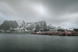 Rote Hütten Sakrisoya Norwegen | Foto Kunstdruck Fine Art Fotodruck