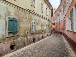 Mann geht eine alte Gasse entlang Rumänien | Foto Kunstdruck Fine Art Fotodruck