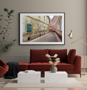 Mann geht eine alte Gasse entlang Rumänien | Foto Kunstdruck Fine Art Fotodruck