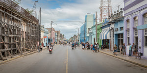 Kleurrijk straatbeeld in Santa Marta | Foto Kunstprint Fine Art fotografische afdruk