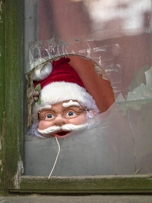 Weihnachtsmann schaut aus dem Fenster Bukarest | Foto Kunstdruck Fine Art Fotodruck