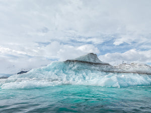 Vecchio iceberg antartico con strati di sedimenti nel ghiaccio | Foto Stampa d’arte Fine Art stampa fotografica