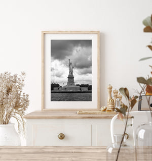 Statue de la Liberté avec un ciel dramatique en noir et blanc | Photos Tirage d’art Fine Art impression photographique