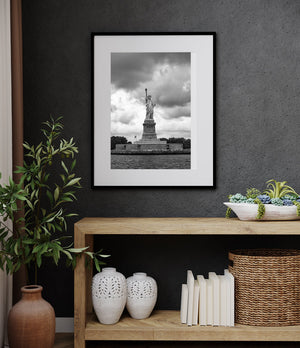Statue de la Liberté avec un ciel dramatique en noir et blanc | Photos Tirage d’art Fine Art impression photographique