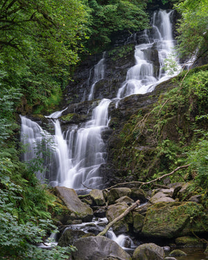 Kaskadierender Torc-Wasserfall Irland | Foto Kunstdruck Fine Art Fotodruck