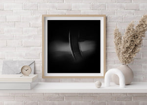 El encanto atemporal de una rueda de carro abstracta en blanco y negro | Foto Impresión de arte Fine Art impresión fotográfica