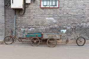 Vecchie biciclette da lavoro arrugginite contro un muro a Pechino in Cina | Foto Stampa d’arte Fine Art stampa fotografica
