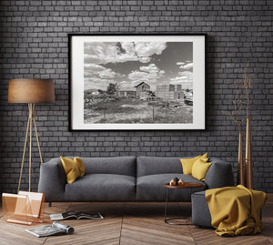 Fotografia di un ranch del Nevada con edifici rustici sotto un cielo nuvoloso