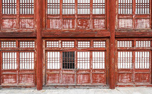 Fotografía arquitectónica amplia de puertas de madera rojas envejecidas en la Gran Muralla China