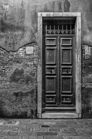Photographie architecturale en noir et blanc d'une porte ancienne à Venise