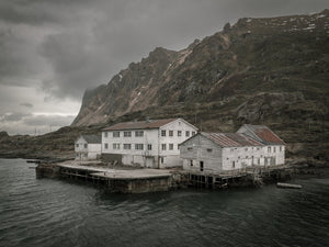 Joh L Ustad Sjohus verfallendes Hotel | Fotokunstdruck – Fine-Art-Fotodruck