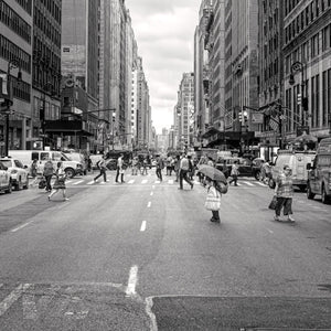 Passants marchant dans la W39th Street, New York, été chaud | Photos Tirage d’art Fine Art impression photographique