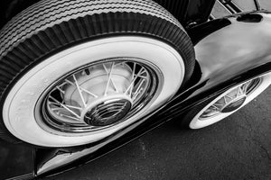 Foto en blanco y negro con detalle de neumáticos de automóviles antiguos