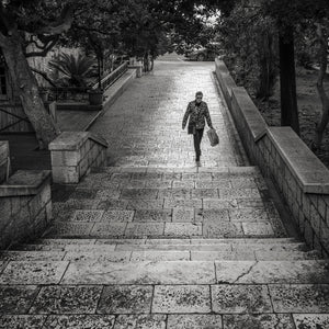 Dame loopt de steeg van het appartementencomplex in Dubrovnik | Foto Kunstprint Fine Art fotografische afdruk