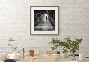 Dame loopt de steeg van het appartementencomplex in Dubrovnik | Foto Kunstprint Fine Art fotografische afdruk